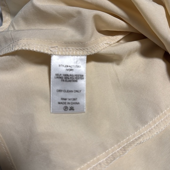 ASTR the label Dalma runched puff sleeve top ivory - Picture 6 of 8